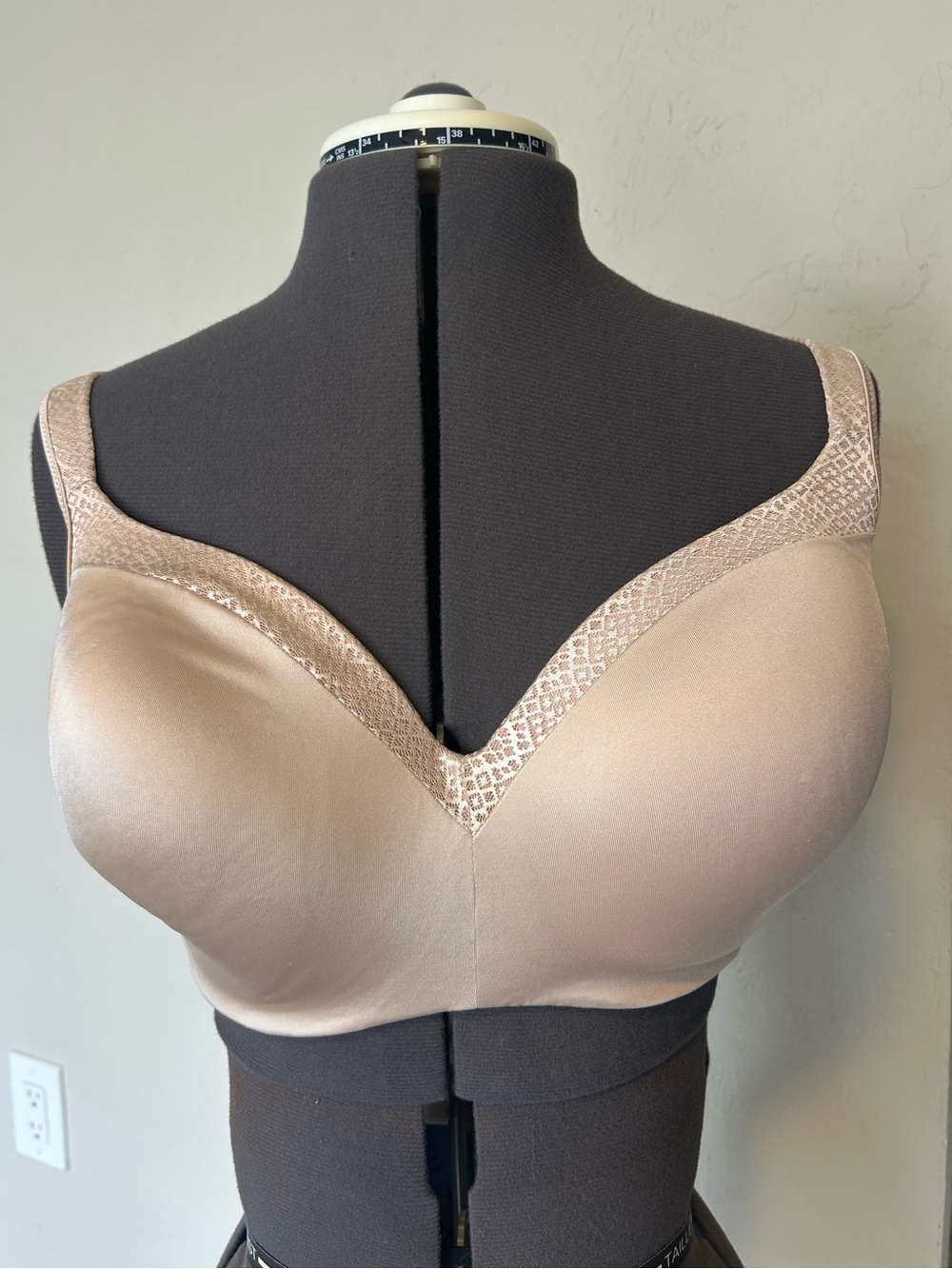 Playtex 18 Hour Full Coverage Underwired Bra Beige 36DDD Hook & Eye (1961)